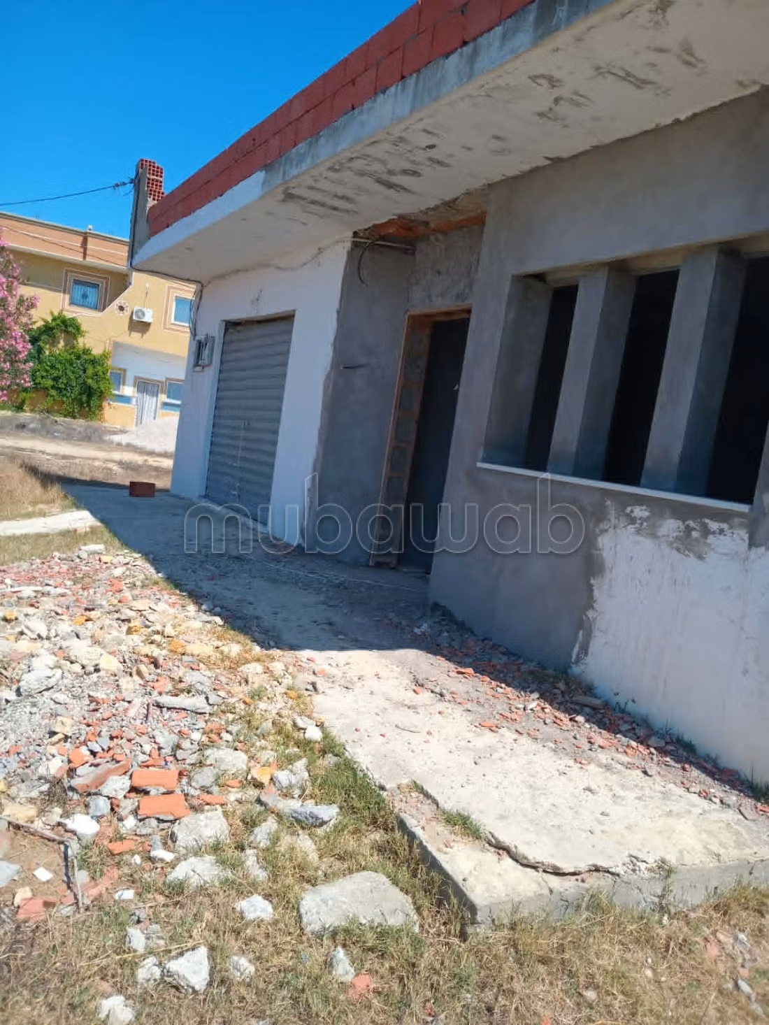 Casa incompleta direttamente su due strade