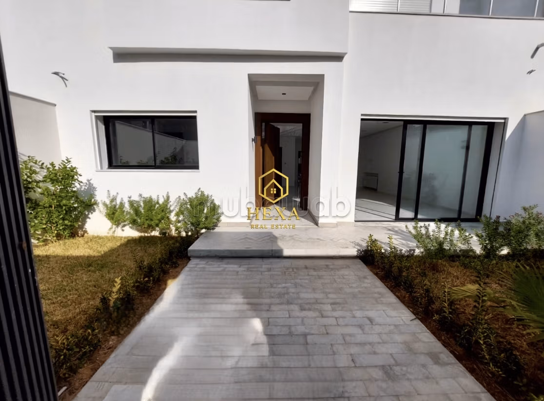Modern S4 villa with pool at Lac2