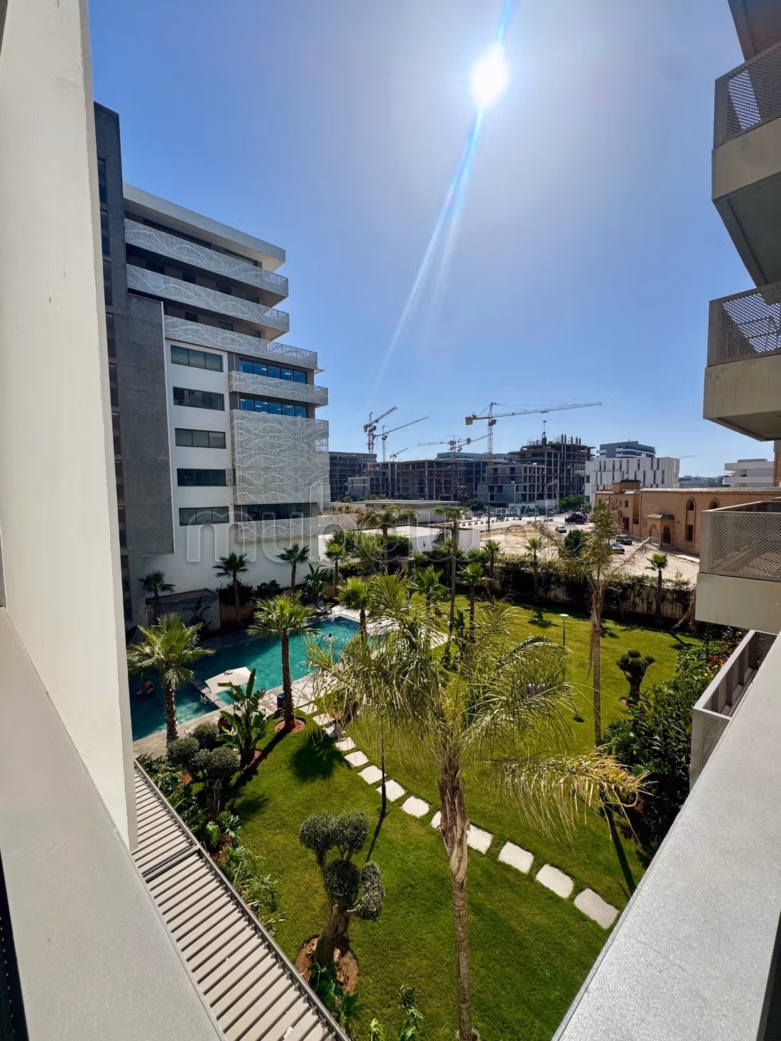 À LOUER – Superbe studio meublé avec terrasse, Résidence haut de gamme — 2