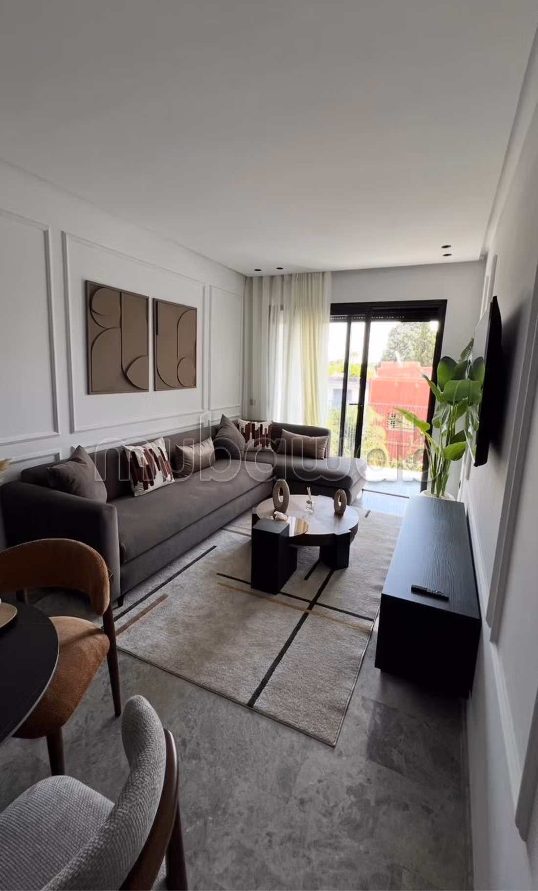 Appartement à louer à Oasis. Superficie 50 m². Porte blindée, antenne parabolique