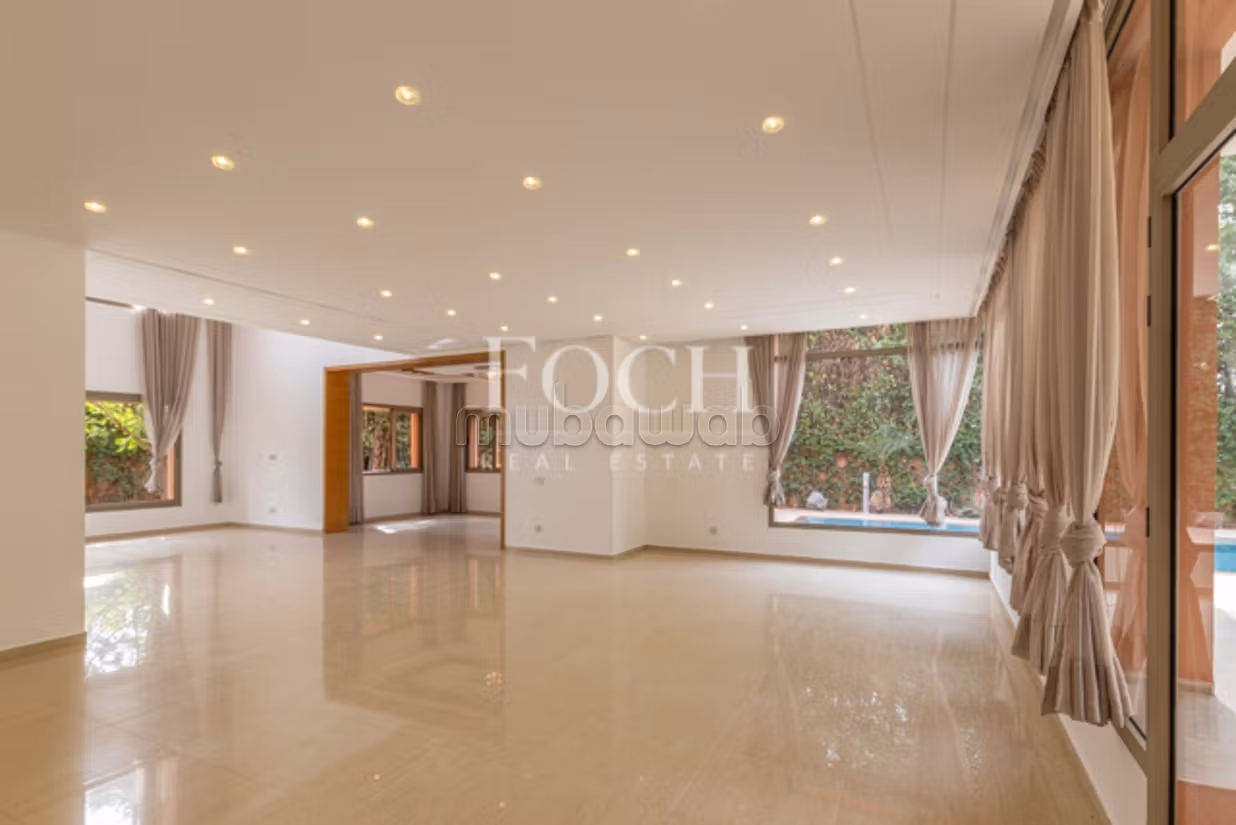 Modern Villa with Generous Volumes, 5min from the Center