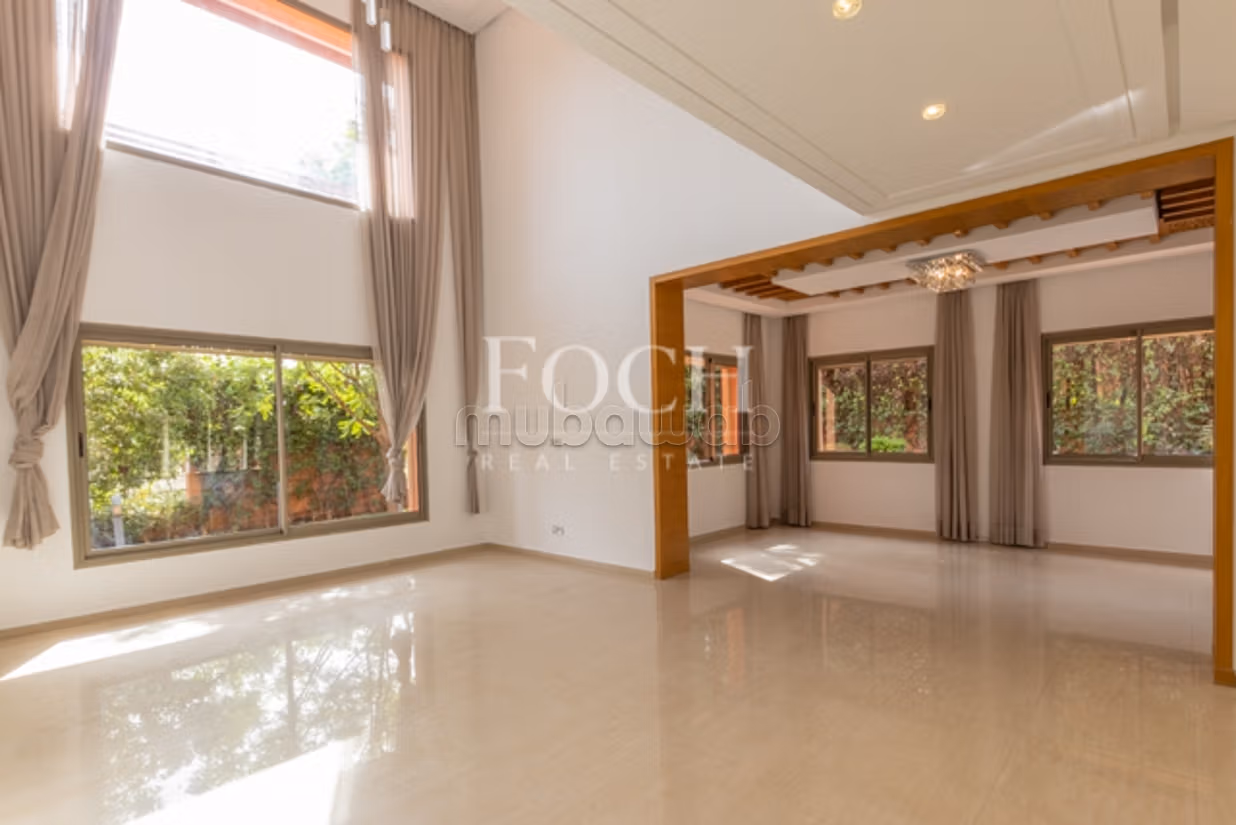 Modern Villa with Generous Volumes, 5min from the Center