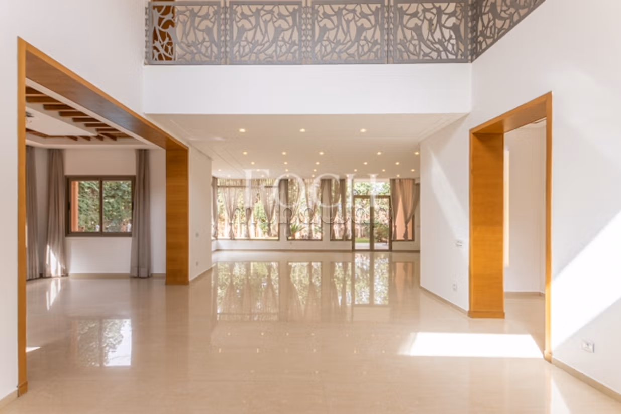 Modern Villa with Generous Volumes, 5min from the Center