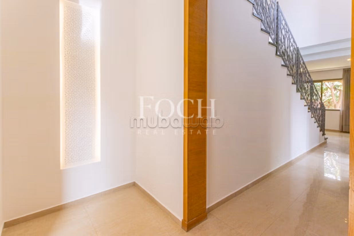 Modern Villa with Generous Volumes, 5min from the Center