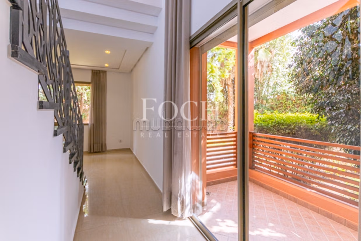Modern Villa with Generous Volumes, 5min from the Center