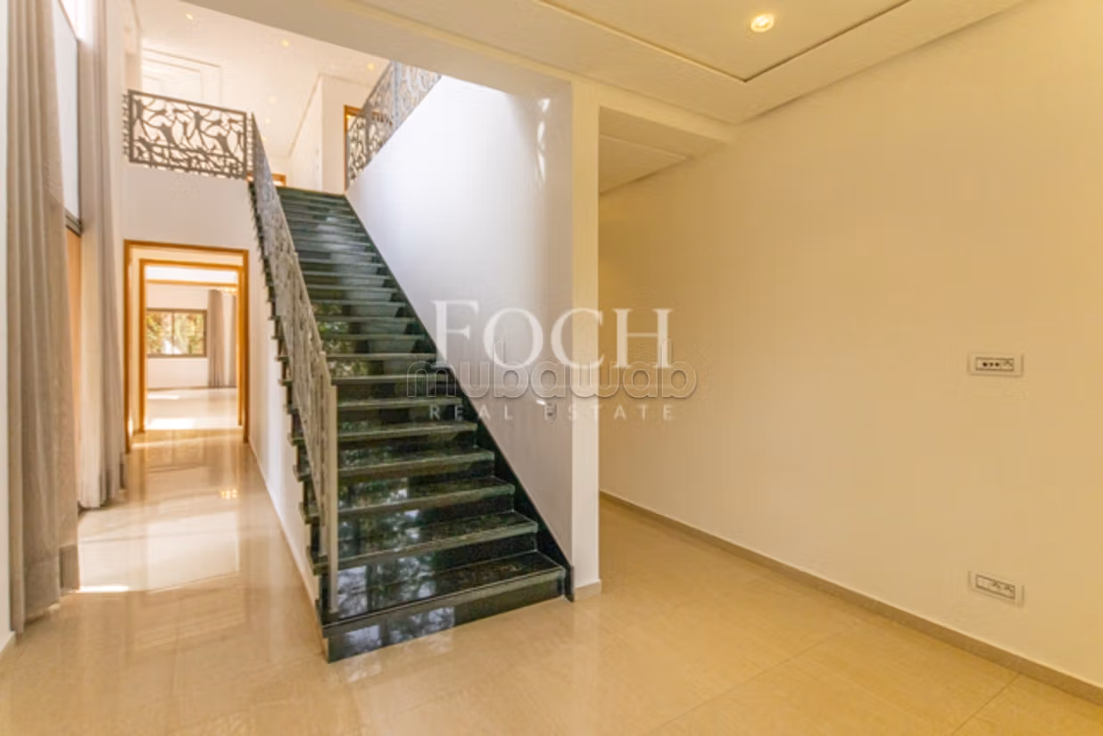 Modern Villa with Generous Volumes, 5min from the Center