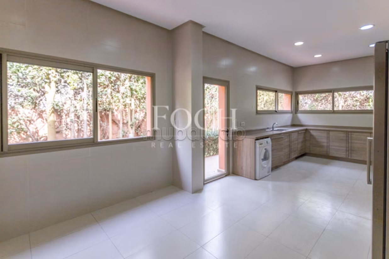 Modern Villa with Generous Volumes, 5min from the Center