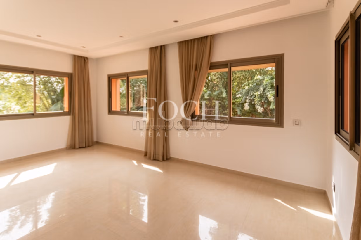 Modern Villa with Generous Volumes, 5min from the Center