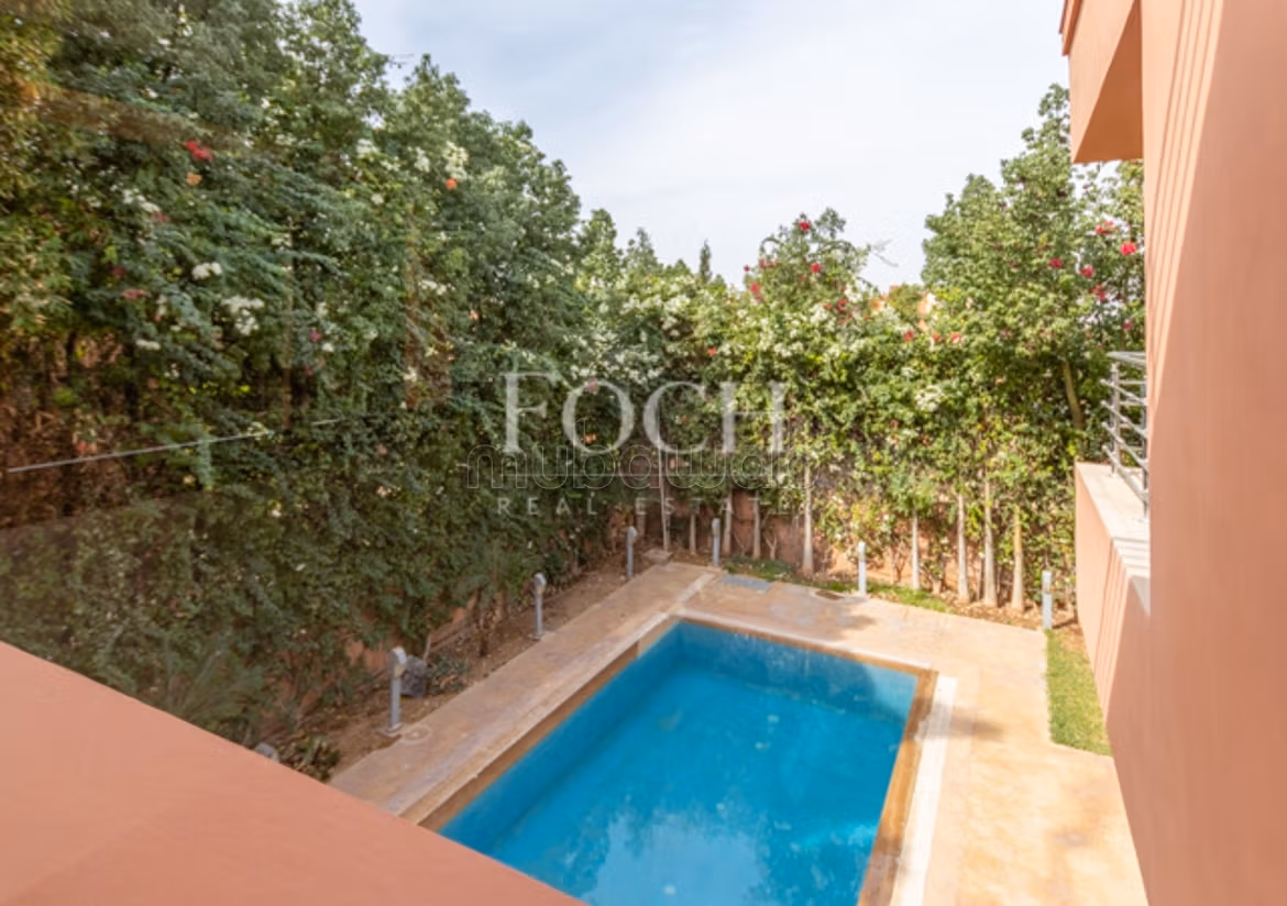 Modern Villa with Generous Volumes, 5min from the Center