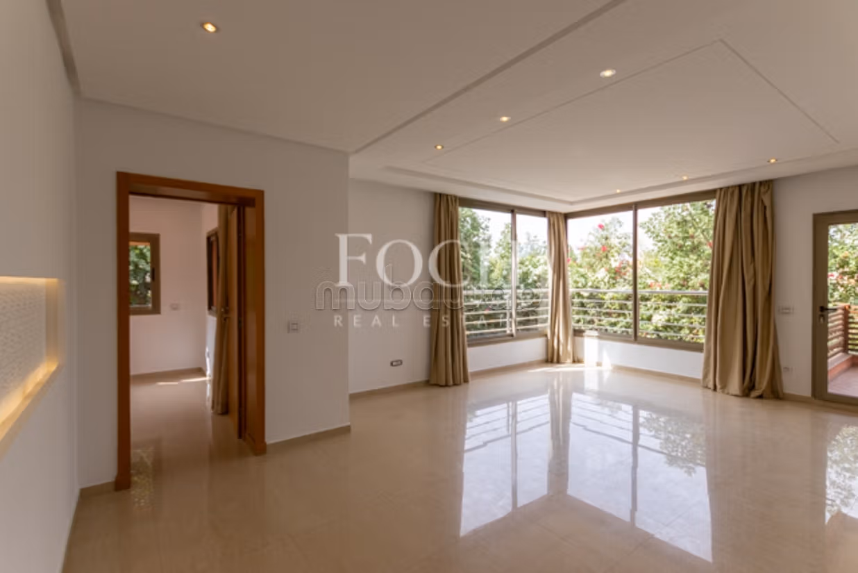 Modern Villa with Generous Volumes, 5min from the Center