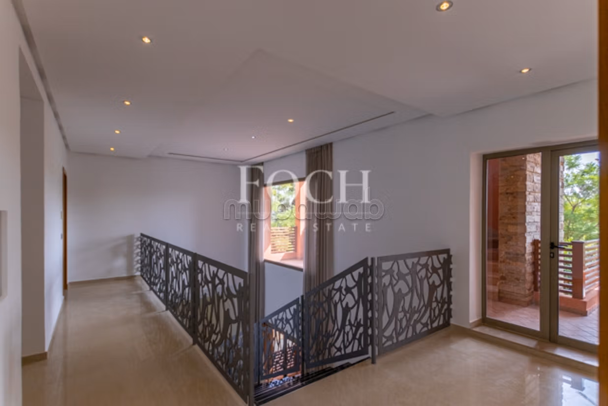 Modern Villa with Generous Volumes, 5min from the Center