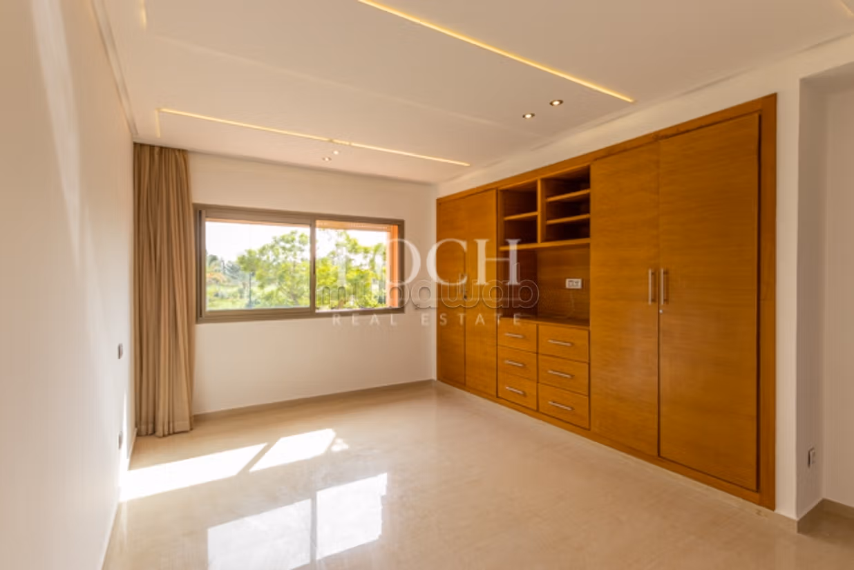 Modern Villa with Generous Volumes, 5min from the Center