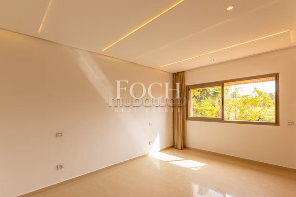 Modern Villa with Generous Volumes, 5min from the Center