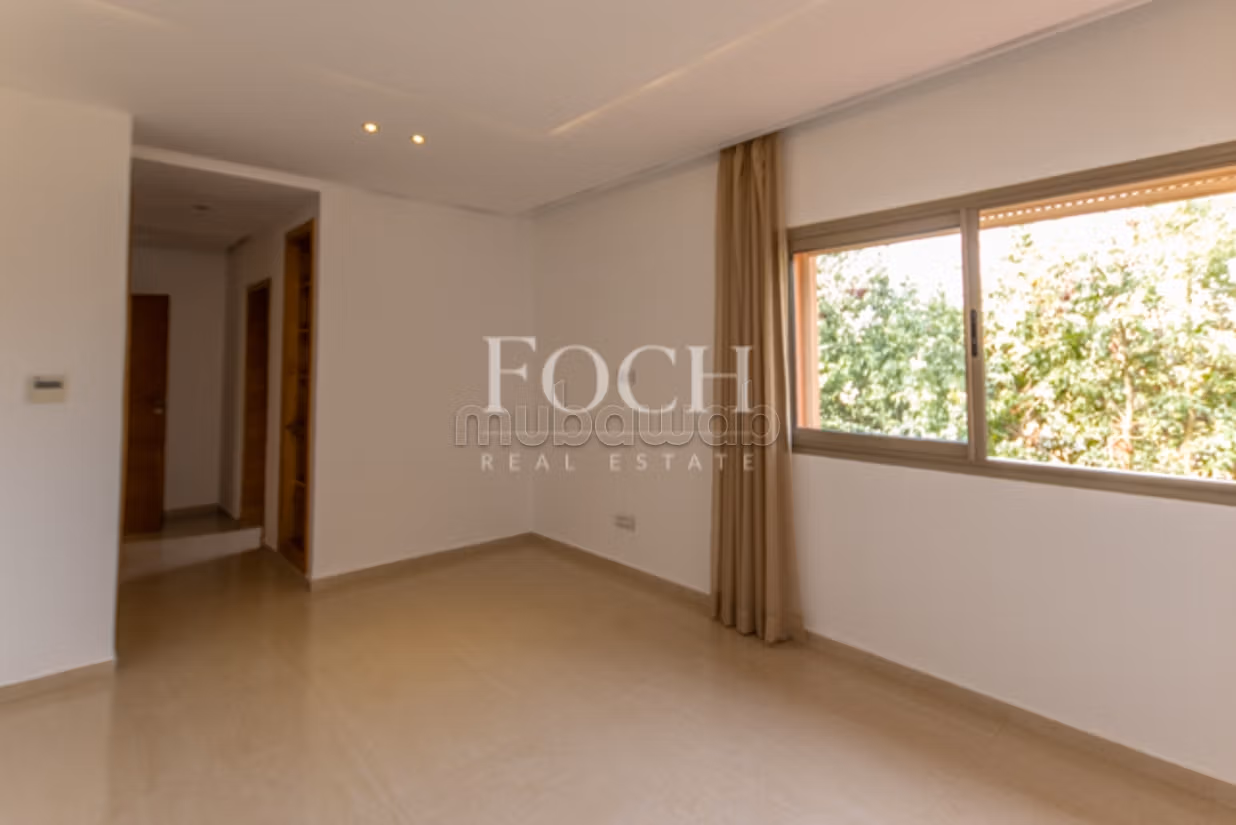 Modern Villa with Generous Volumes, 5min from the Center