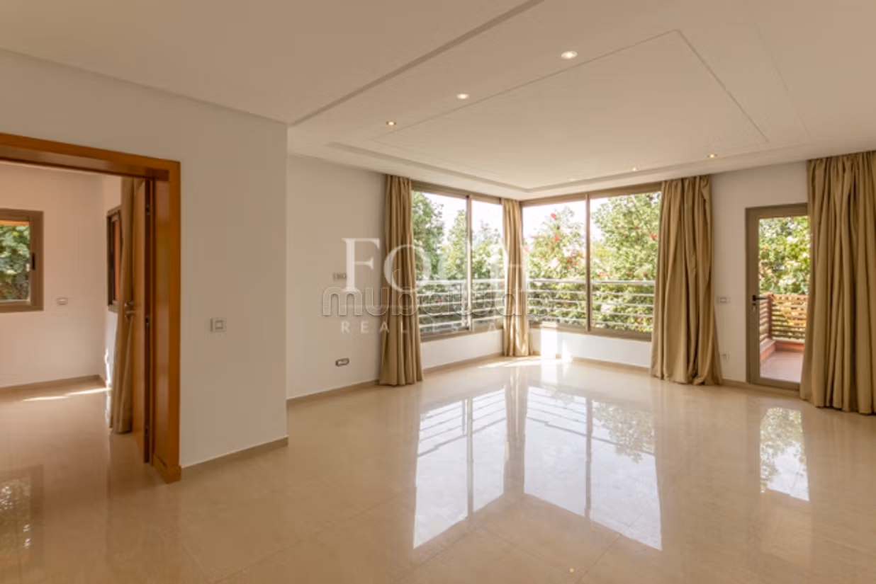 Modern Villa with Generous Volumes, 5min from the Center