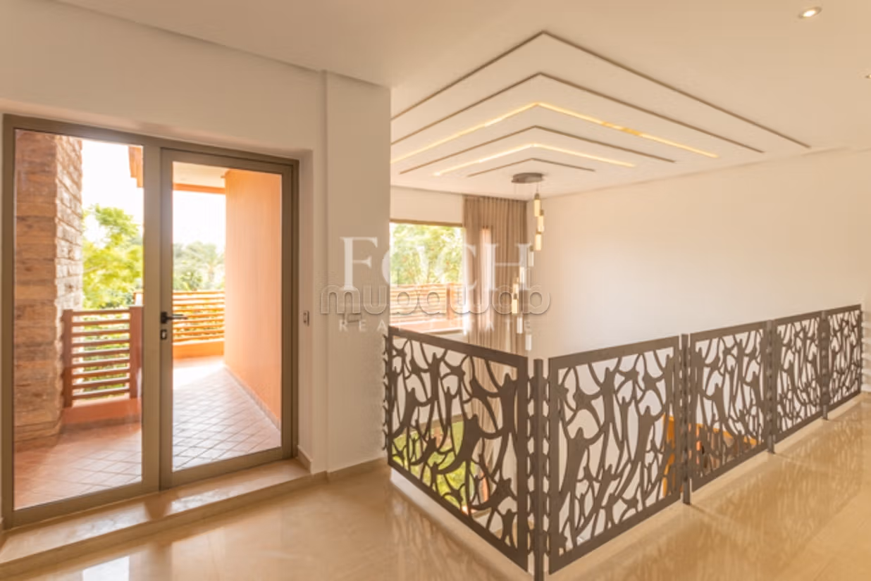 Modern Villa with Generous Volumes, 5min from the Center