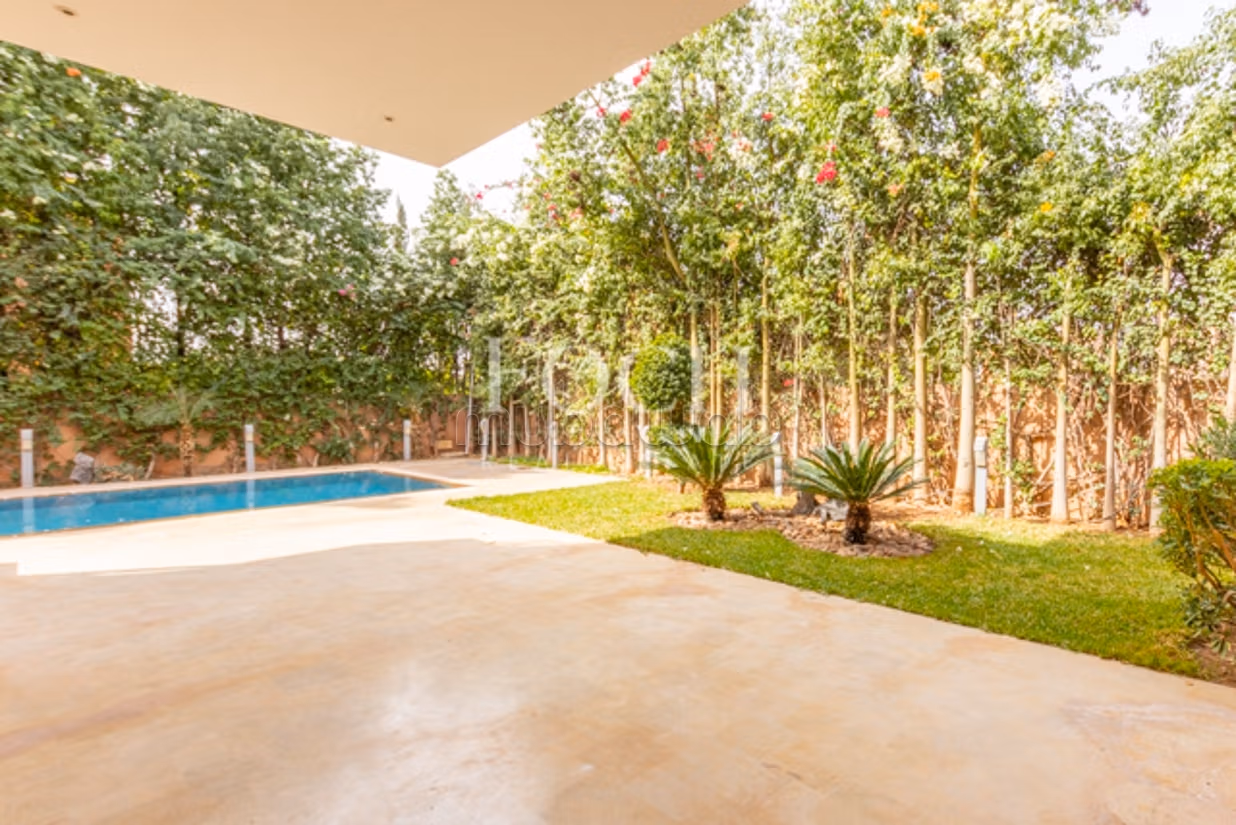 Modern Villa with Generous Volumes, 5min from the Center