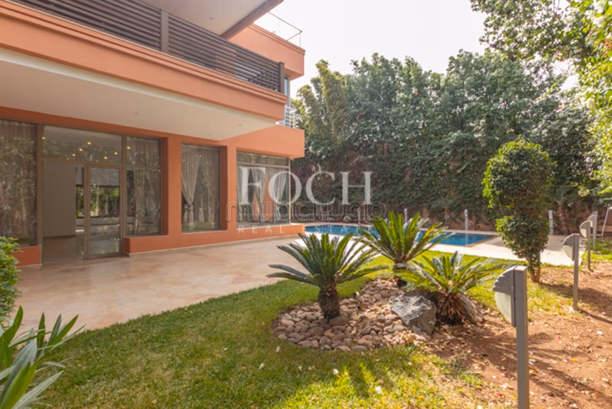 Modern Villa with Generous Volumes, 5min from the Center