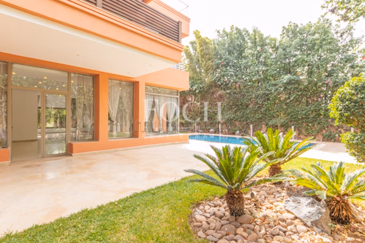 Modern Villa with Generous Volumes, 5min from the Center