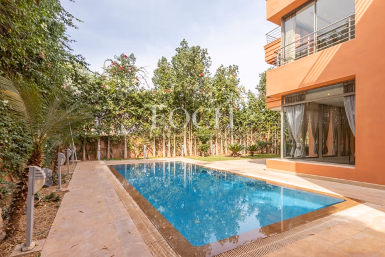 Modern Villa with Generous Volumes, 5min from the Center