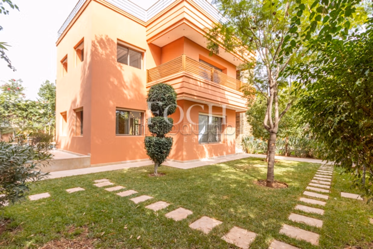 Modern Villa with Generous Volumes, 5min from the Center
