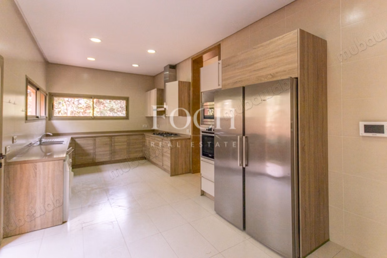Modern Villa with Generous Spaces, 5min from the Center