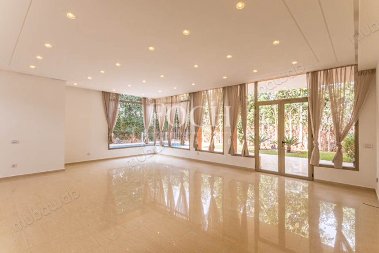 Modern Villa with Generous Spaces, 5min from the Center