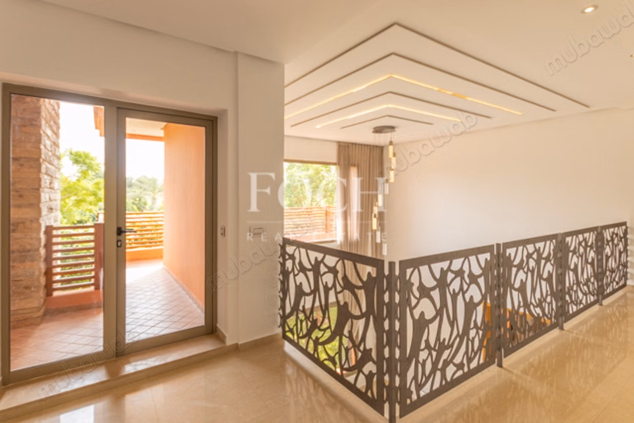 Modern Villa with Generous Spaces, 5min from the Center