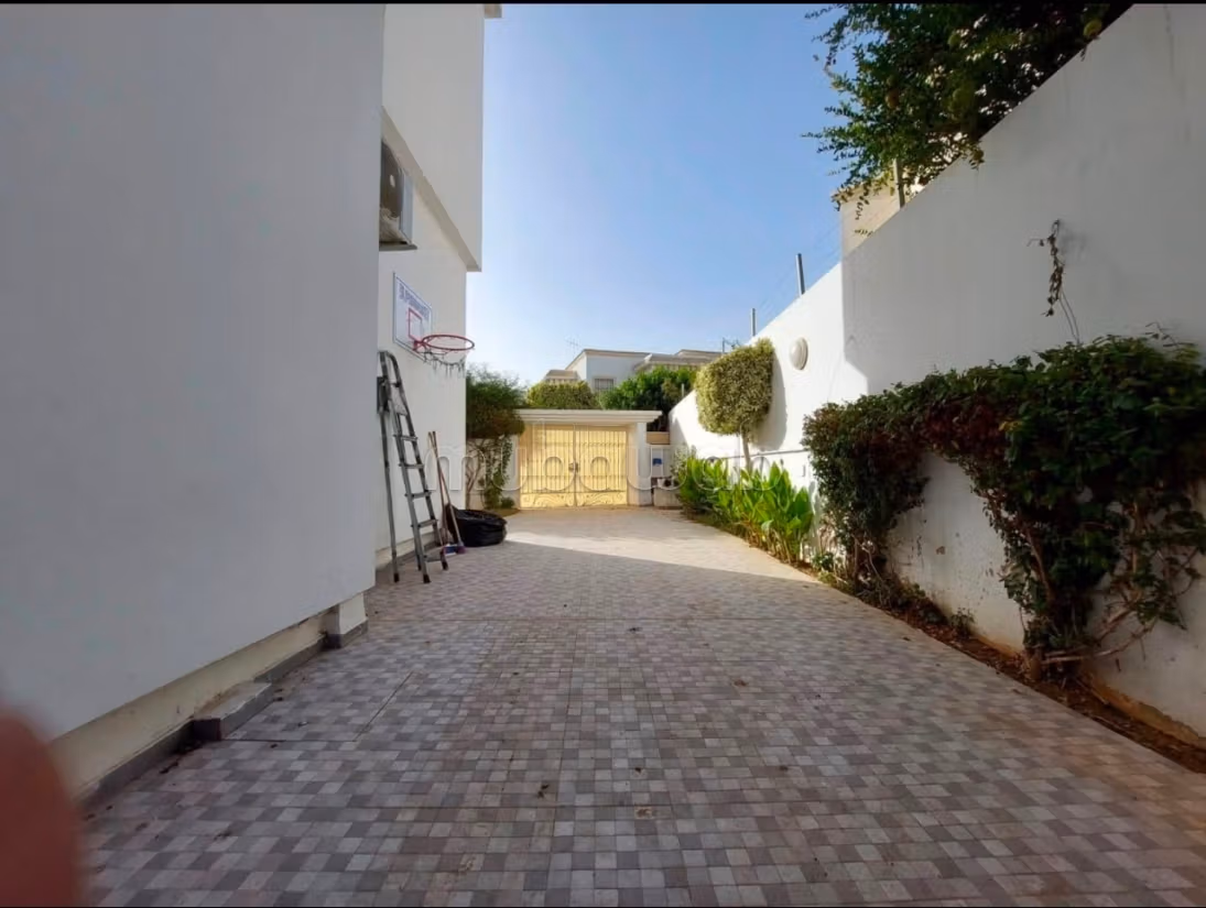 Villa s5 con 3 suite e studio vuoto o arredato