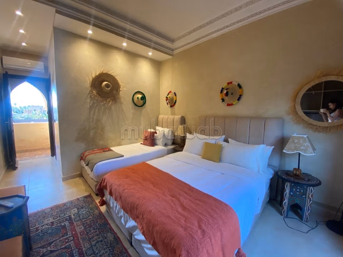 Splendida villa in vendita a Ennakhil Palmeraie. Superficie 200 m². Ben arredato