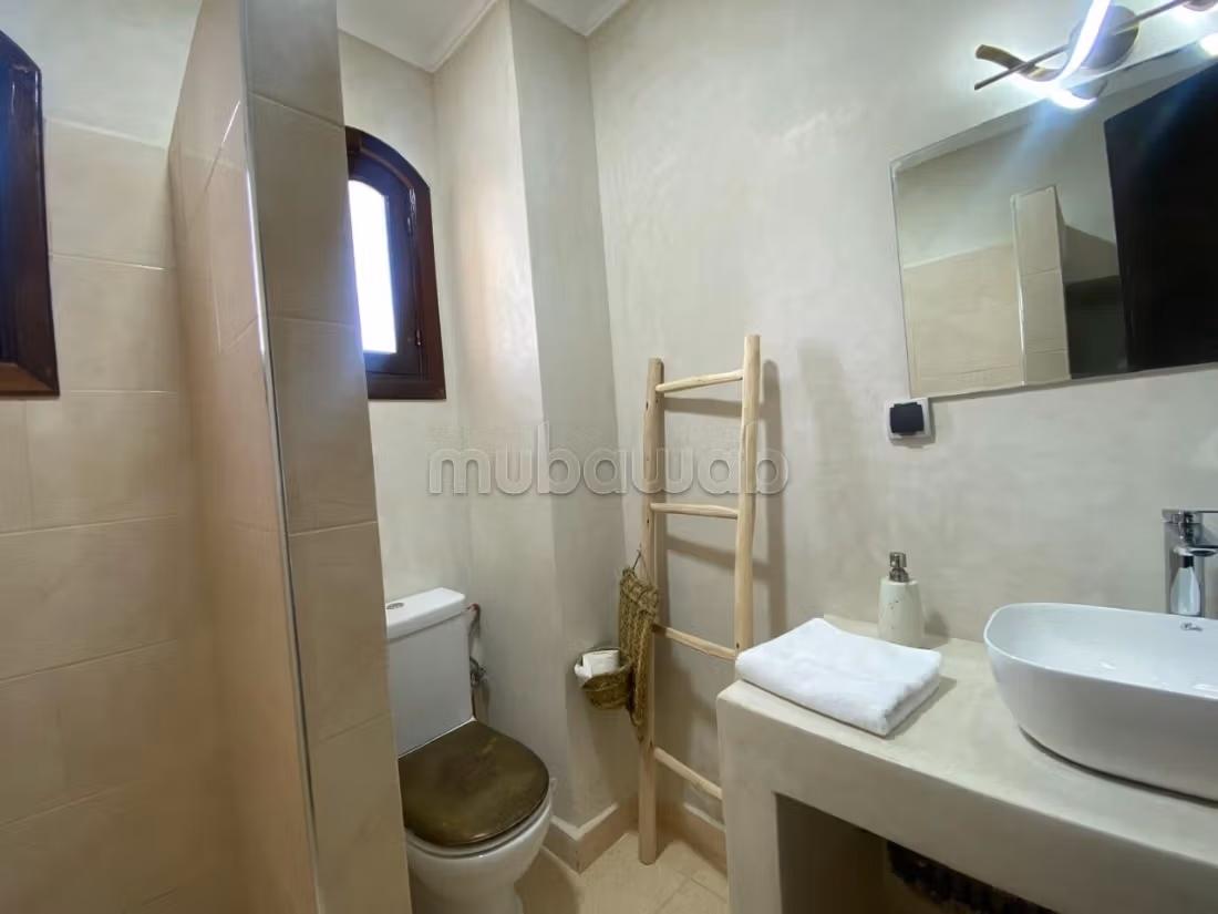 Splendida villa in vendita a Ennakhil Palmeraie. Superficie 200 m². Ben arredato