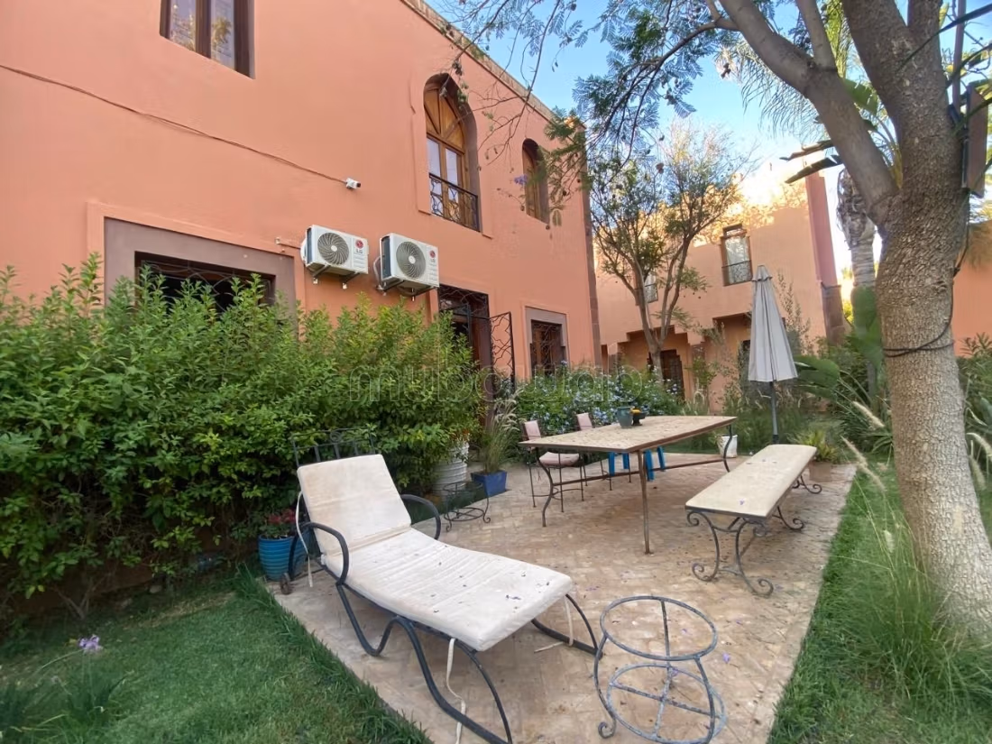 Splendida villa in vendita a Ennakhil Palmeraie. Superficie 200 m². Ben arredato