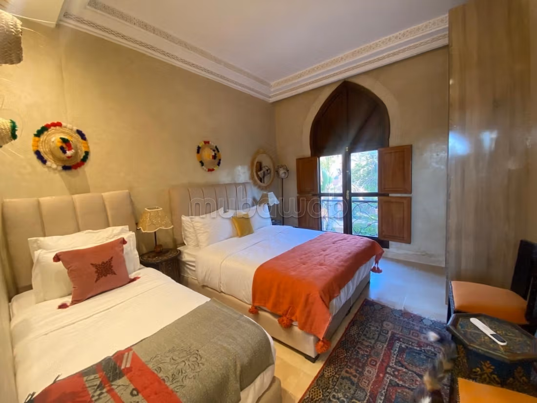 Splendida villa in vendita a Ennakhil Palmeraie. Superficie 200 m². Ben arredato