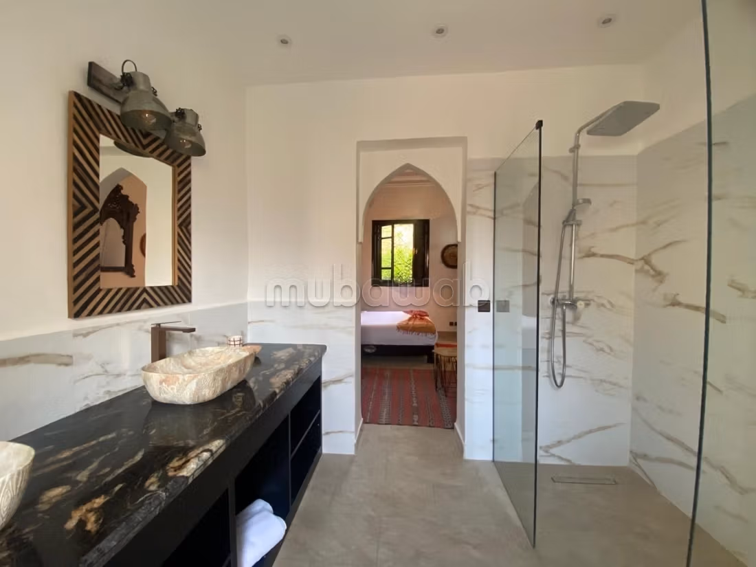 Splendida villa in vendita a Ennakhil Palmeraie. Superficie 200 m². Ben arredato