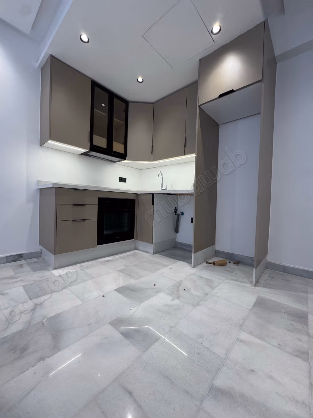Luxe studio te koop in Palmier. 1 mooie kamer. Veilige deur, traditionele Marokkaanse woonkamer