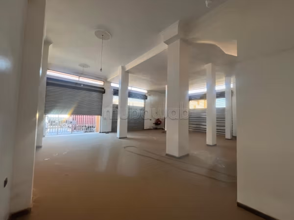 Magasin commercial 200m avec 2 facades