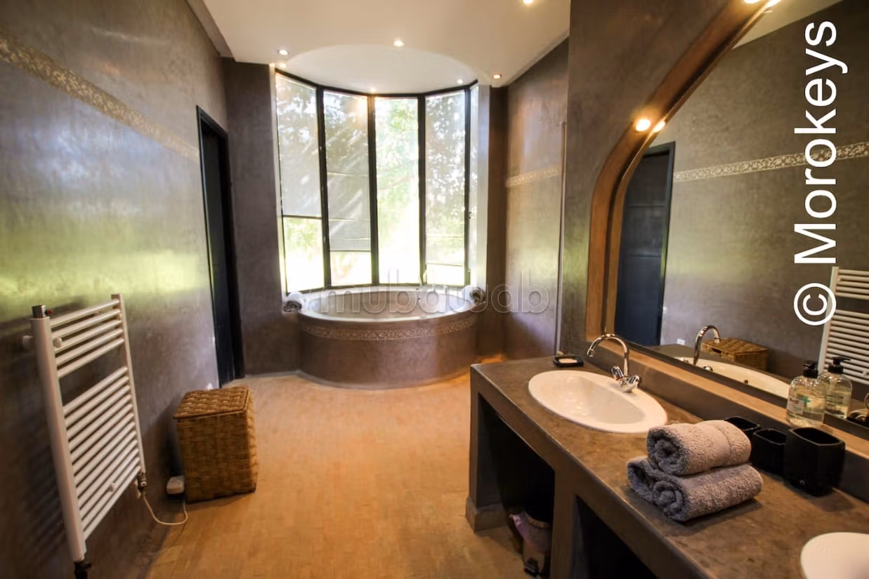 Luxe huis te koop in Oulad Hassoune. 4 slaapkamers. Goed gemeubileerd