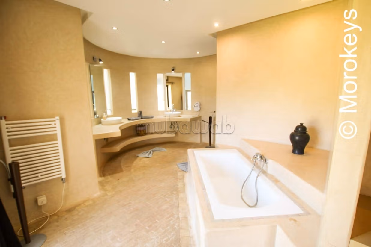 Luxe huis te koop in Oulad Hassoune. 4 slaapkamers. Goed gemeubileerd