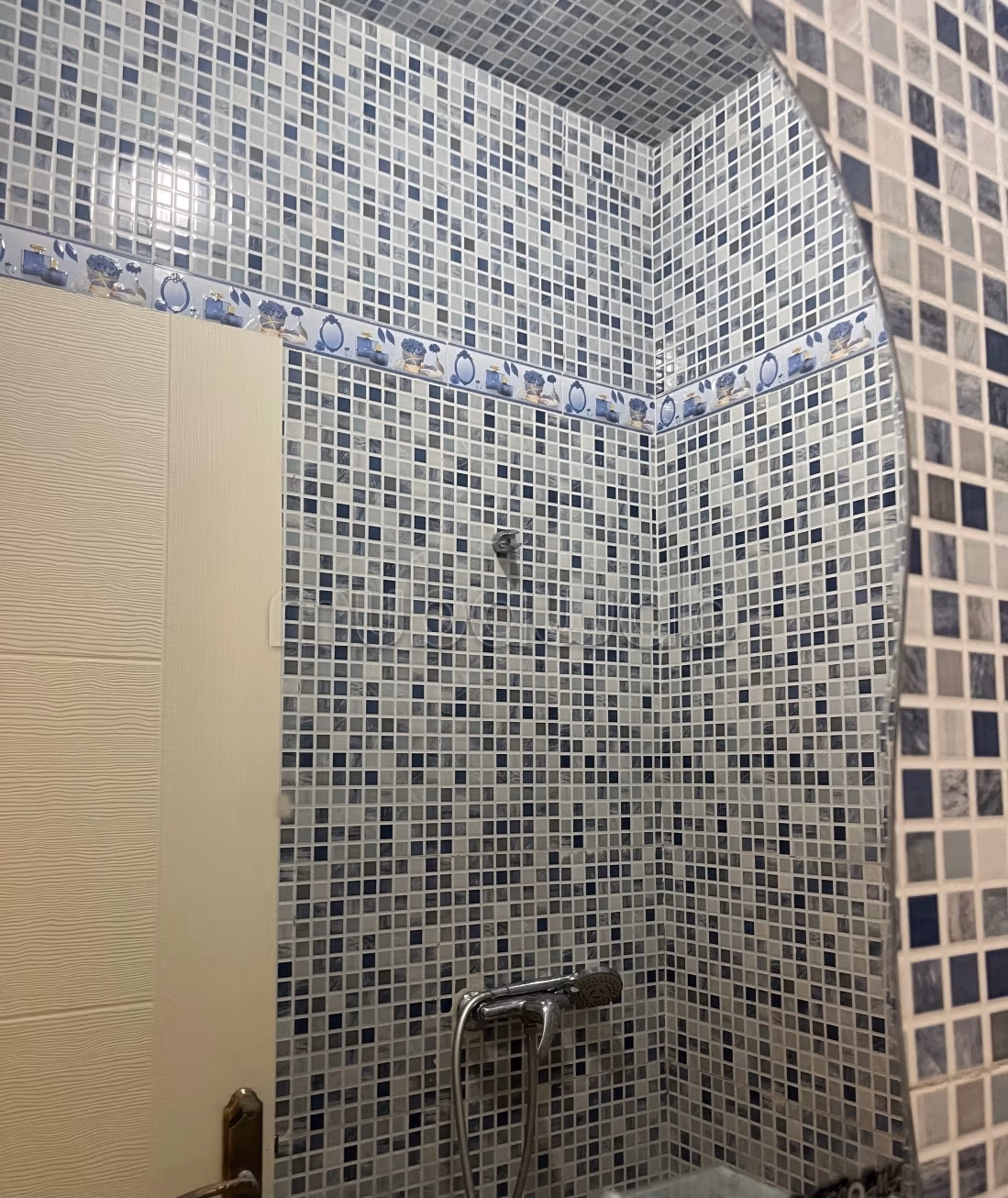 Superbe appartement à vendre à Imarat.
Surface de 64 m².
Meublé