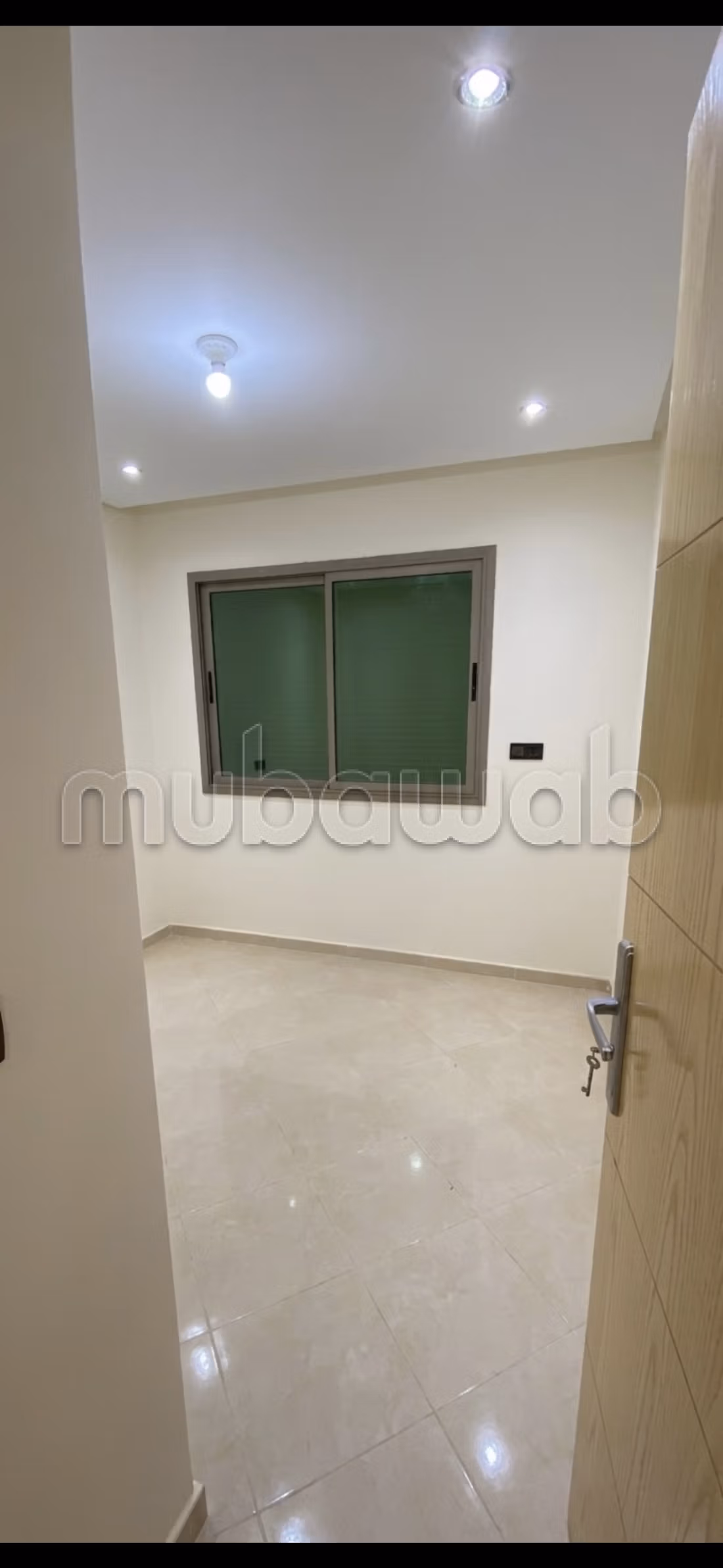 Propongo in affitto uno spazio professionale ideale per studio a Témara, situato in una posizione strategica con eccellente visibilità sulla strada principale Tarik Ibn Ziad