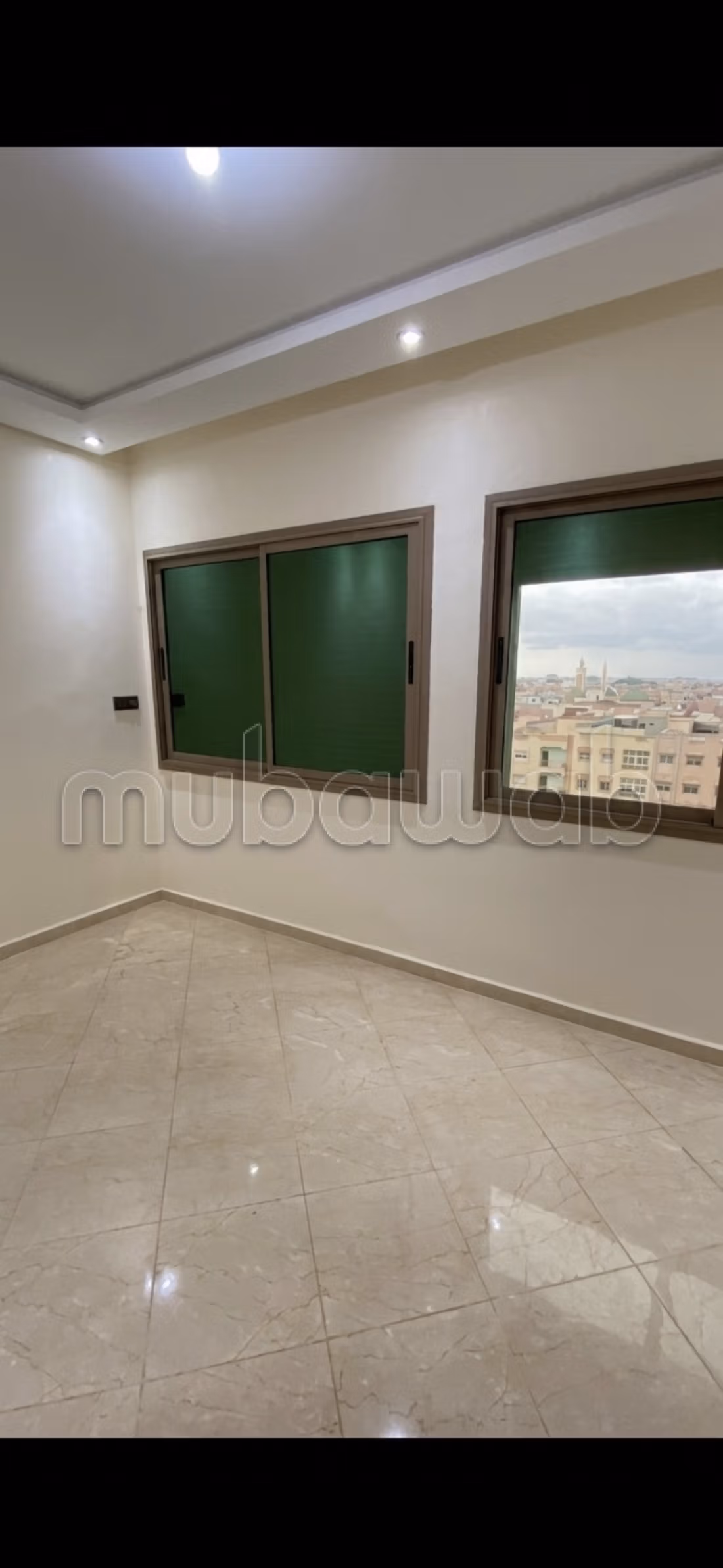 Propongo in affitto uno spazio professionale ideale per studio a Témara, situato in una posizione strategica con eccellente visibilità sulla strada principale Tarik Ibn Ziad