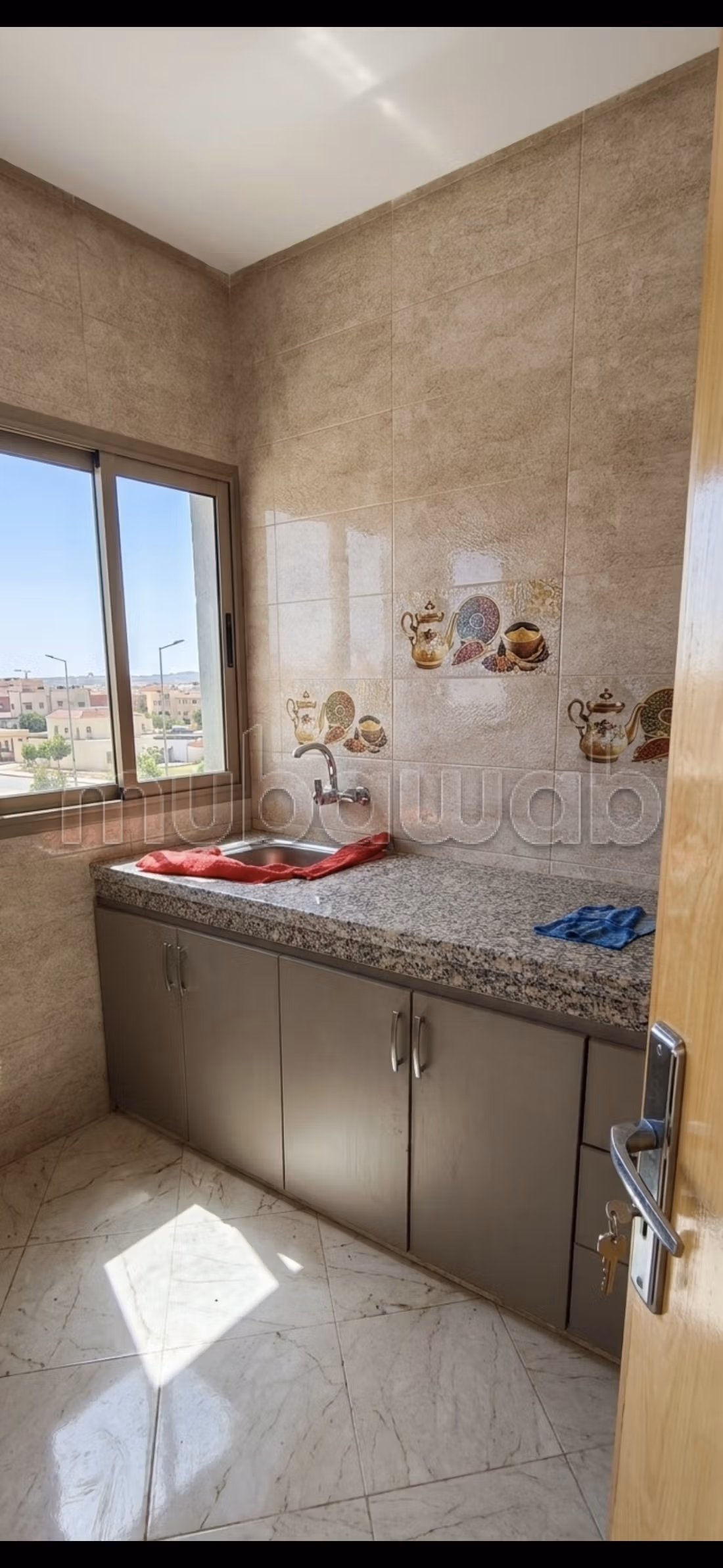 Propongo in affitto uno spazio professionale ideale per studio a Témara, situato in una posizione strategica con eccellente visibilità sulla strada principale Tarik Ibn Ziad