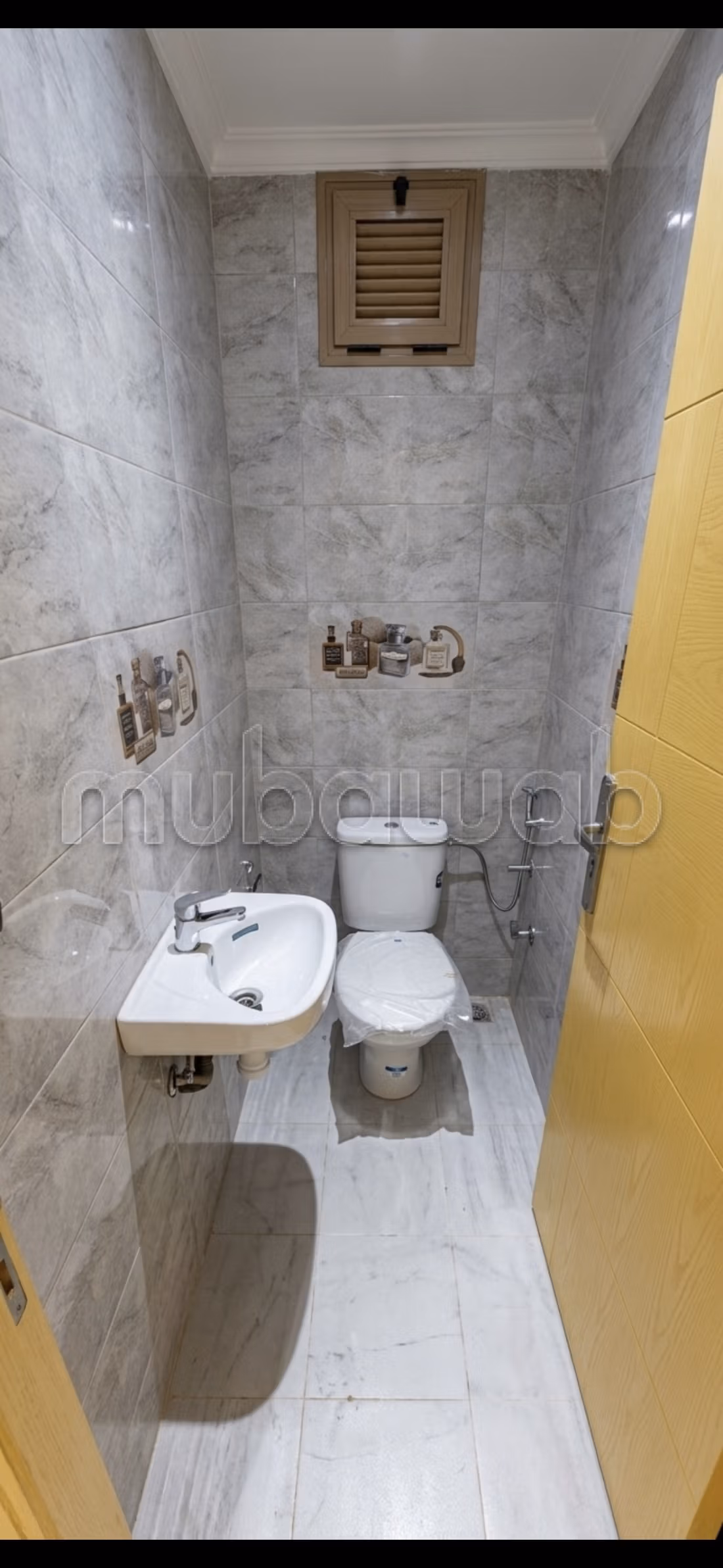 Propongo in affitto uno spazio professionale ideale per studio a Témara, situato in una posizione strategica con eccellente visibilità sulla strada principale Tarik Ibn Ziad