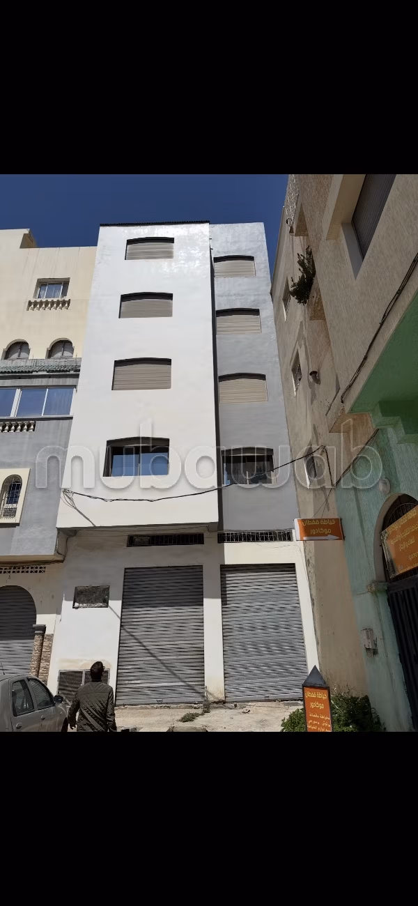 I offer for rent an ideal professional space for an office in Témara, located in a strategic location with excellent visibility on the main avenue Tarik Ibn Ziad