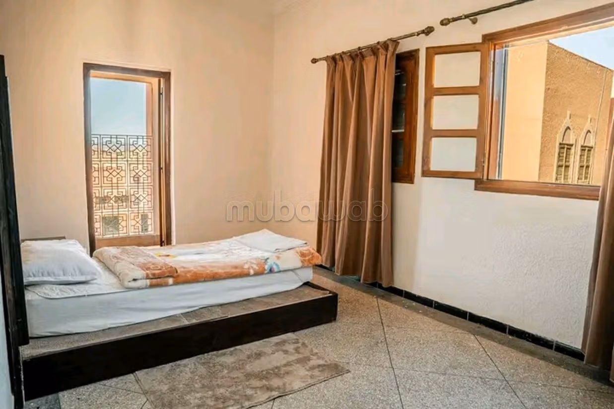 Huur een kamer. 6 grote woonruimtes. Volledig gemeubileerd