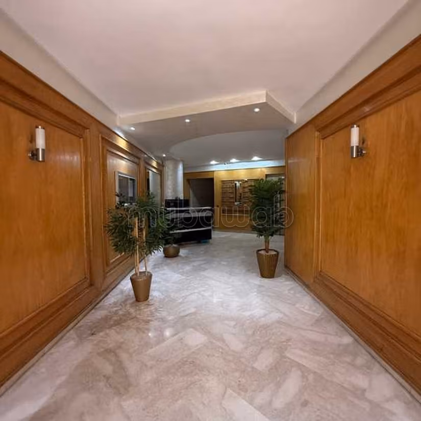 Appartement à Louer de 163.0 m² à Casablanca, 
Hopitaux