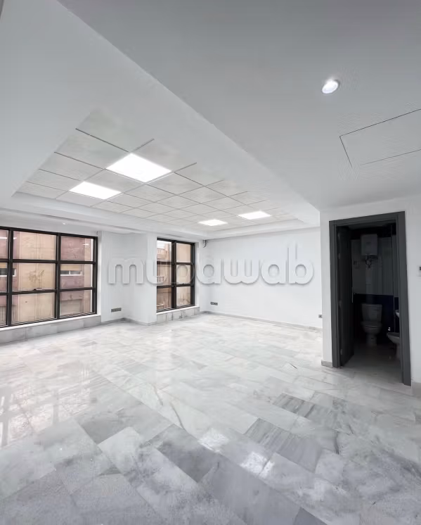 Bureaux à louer à Nzaha. Superficie 37 m². Porte blindée, sécurité
