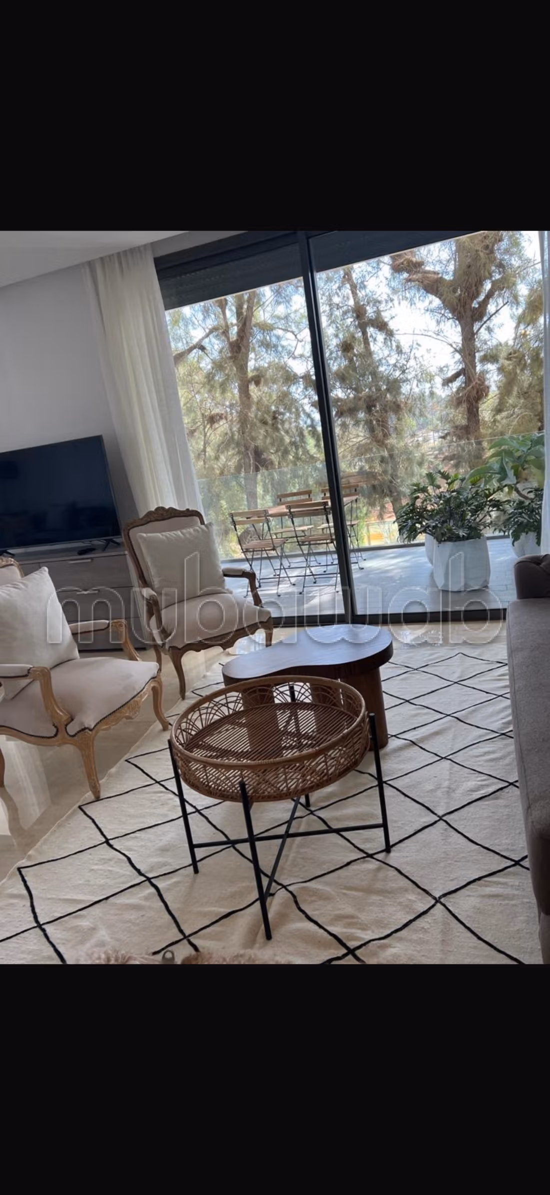 Très bel appartement en location à Souissi. 
2 grandes pièces. 
Bien meublé — 5