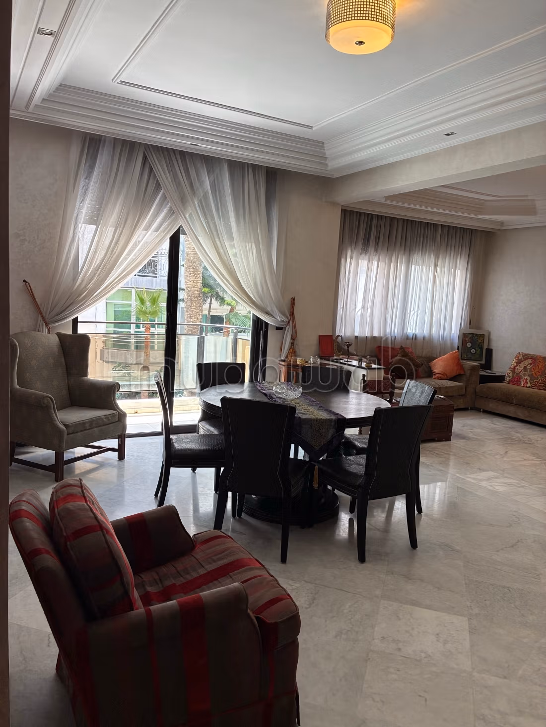 Appartement à louer à Mers Sultan. 
4 chambres agréables. 
Service de concierge, cheminée — 2