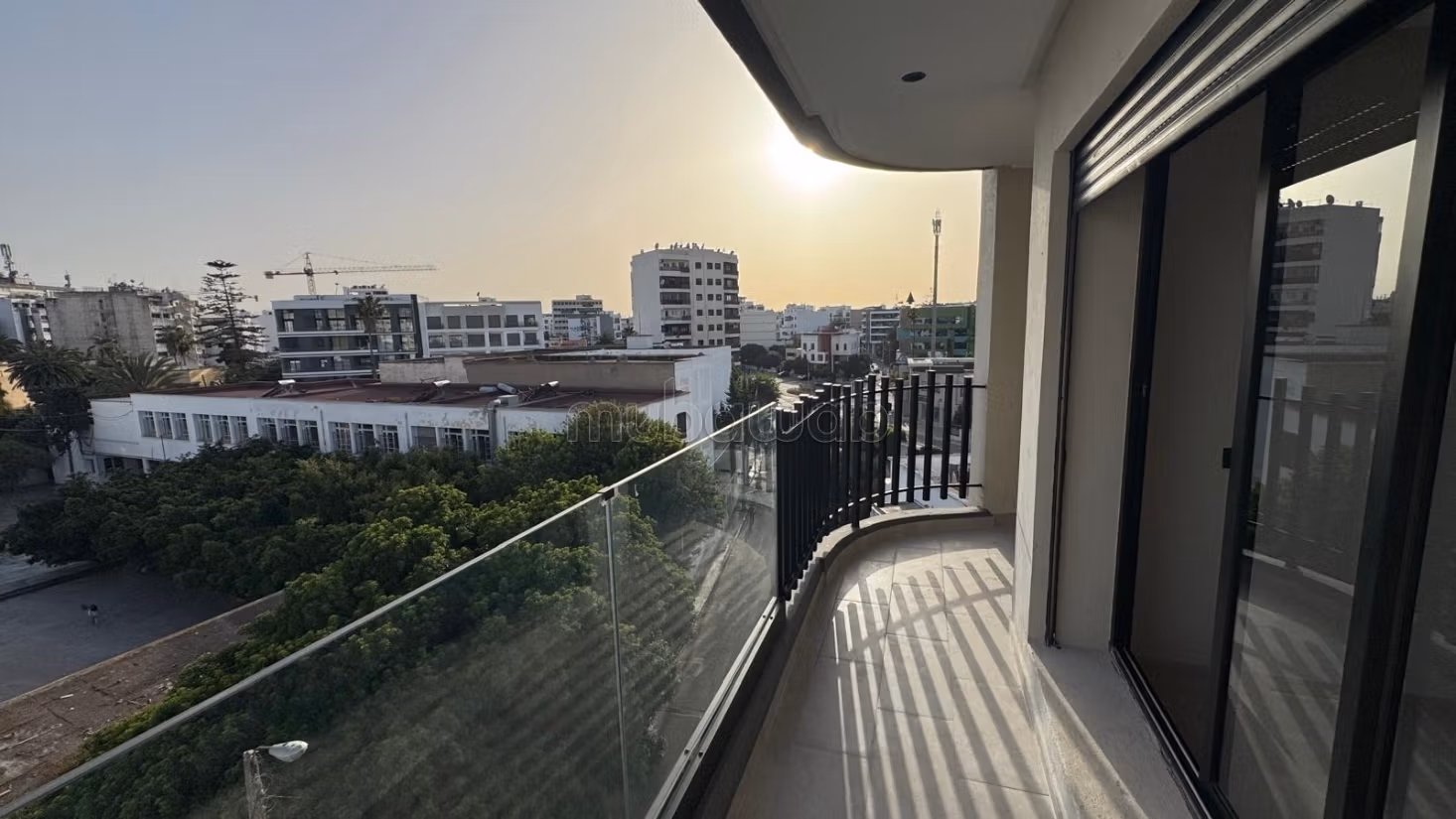 Nuovo appartamento di alta qualità di 95m² con 2 terrazze e parcheggio